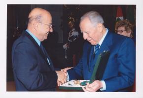 Theo Angelopoulos. vraveio Vittorio De Sica, 2004.jpg